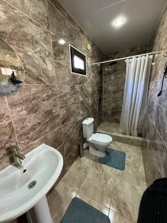 Квартира Квартира Двухместный номер с двуспальной кроватью и ванной комнатой — Гагра