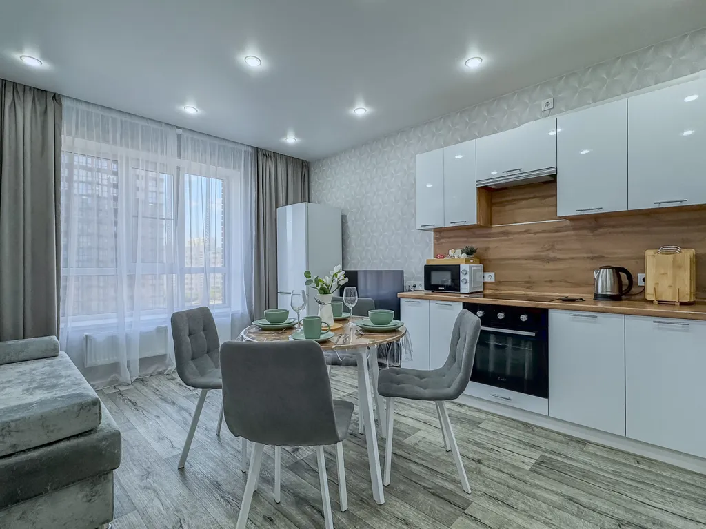 Просторная квартира с кухонной зоной и лоджией — аренда посуточно в Астрахань