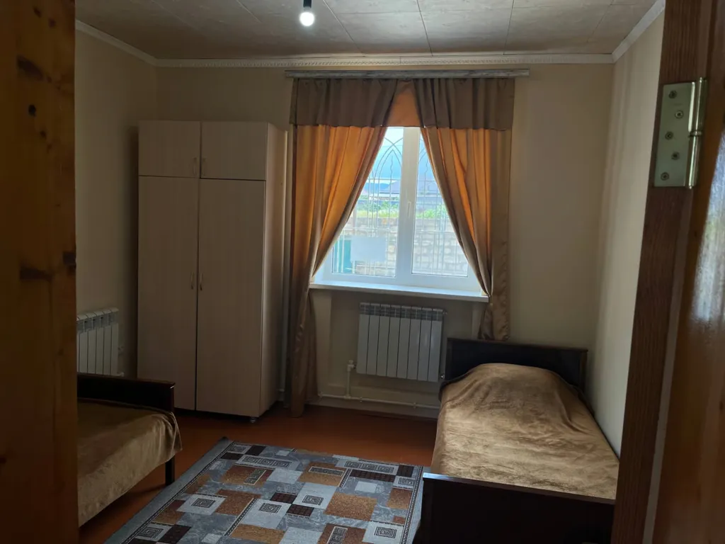 Коттедж Дом с тремя комнатами 8ми местный,недалеко от моря — Дербент