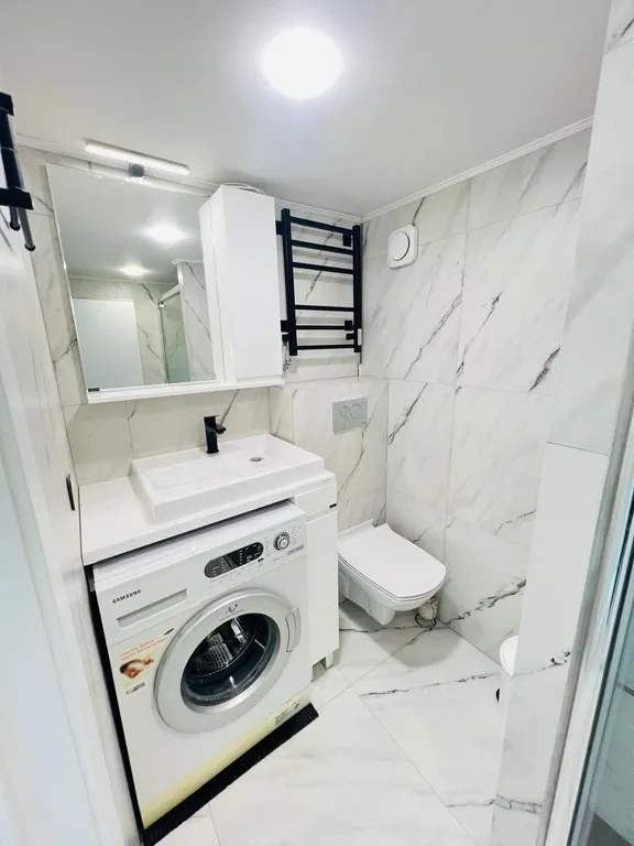 Двухуровневая студия с балконом и видом на бассейн