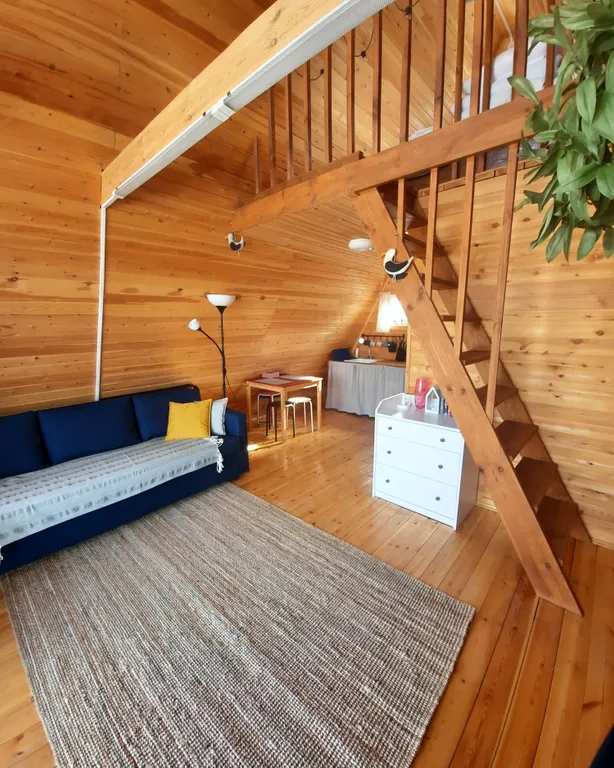 Красный домик с видом на Байкал