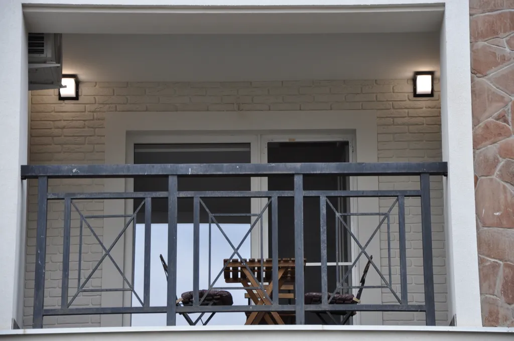 Студия с видом на море диваном и балконом