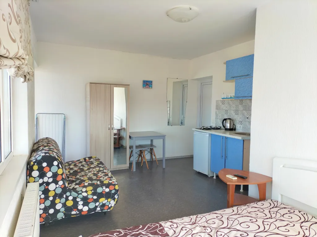 Квартира Четырёхместная комната с балконом — аренда посуточно в Заозёрное