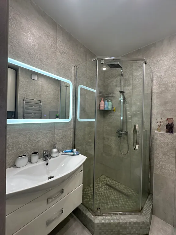 Красивая студия с видом на Золотой мост, город, море