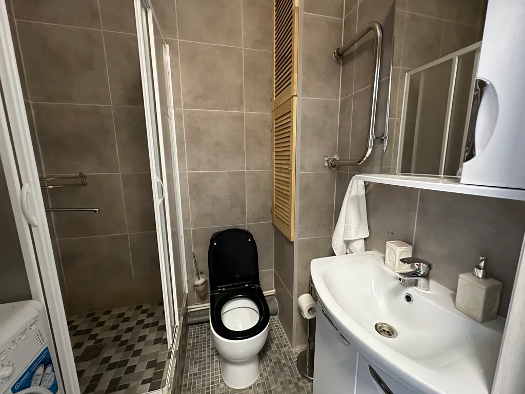 Голубая студия с видом на реку