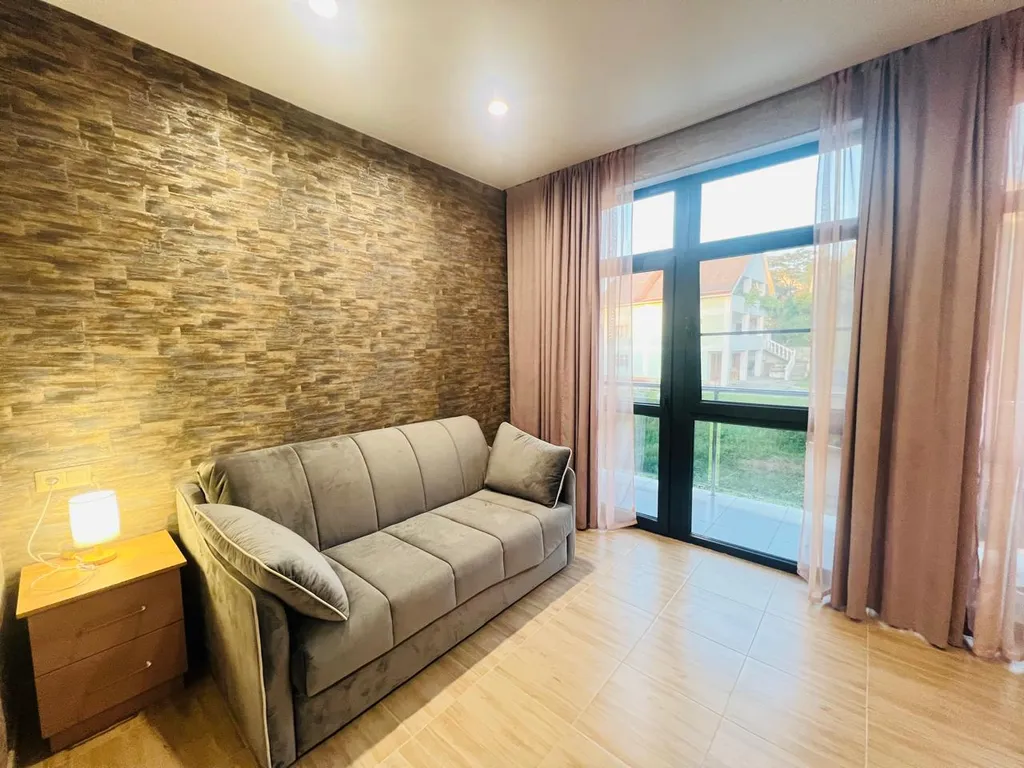 Студия с балконом и бассейном на территории