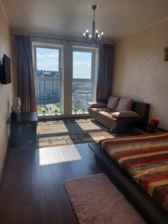 Уютная квартира с панорамными окнами в пол и красивым видом на парк