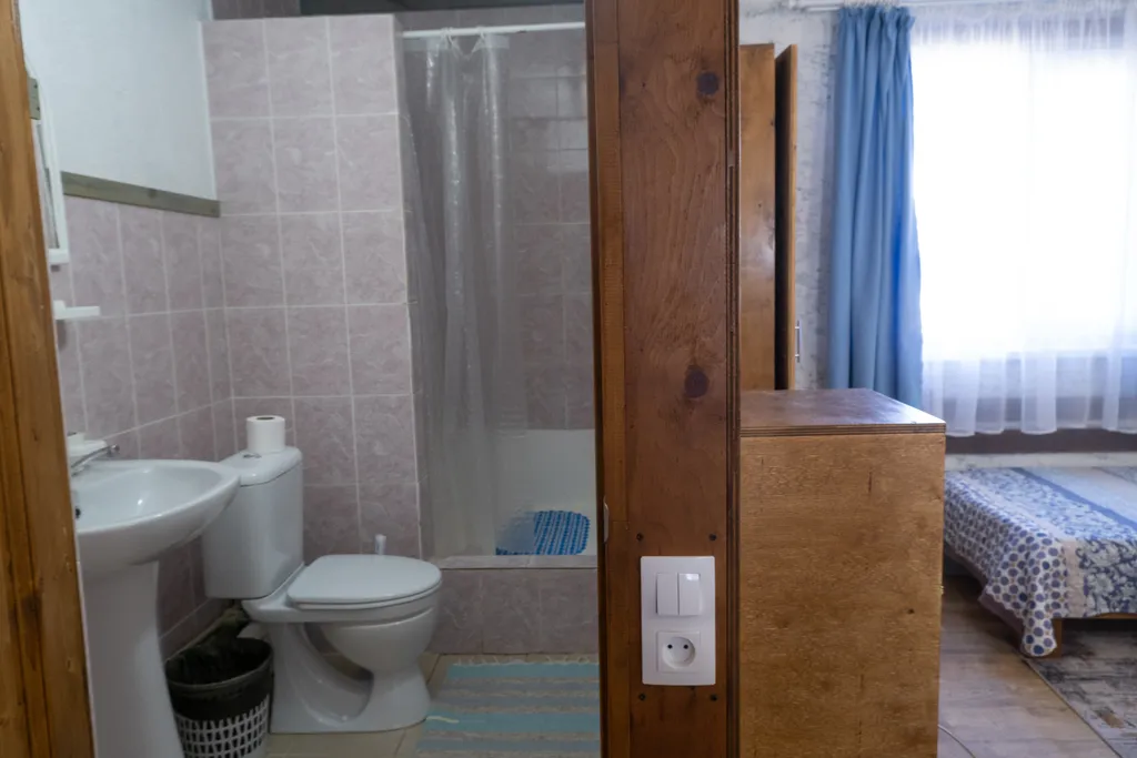 Трехместный номер с двухспальной и односпальной кроватями