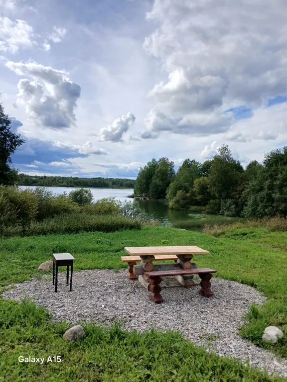 Уютный дом на берегу озера