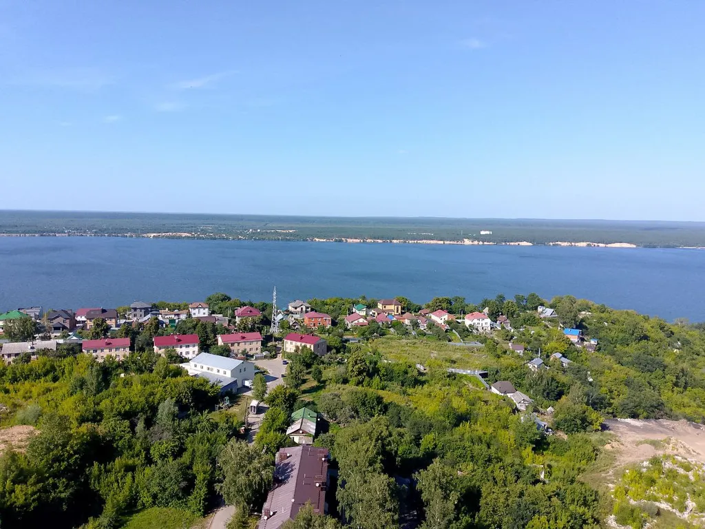 Тихий уголок рядом с Волгой с видом на весь город