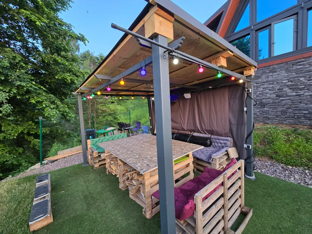 Дом у пруда