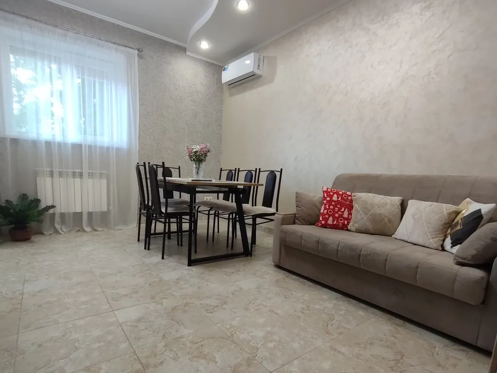 Уютный дом в частном секторе с парковой ваших машин