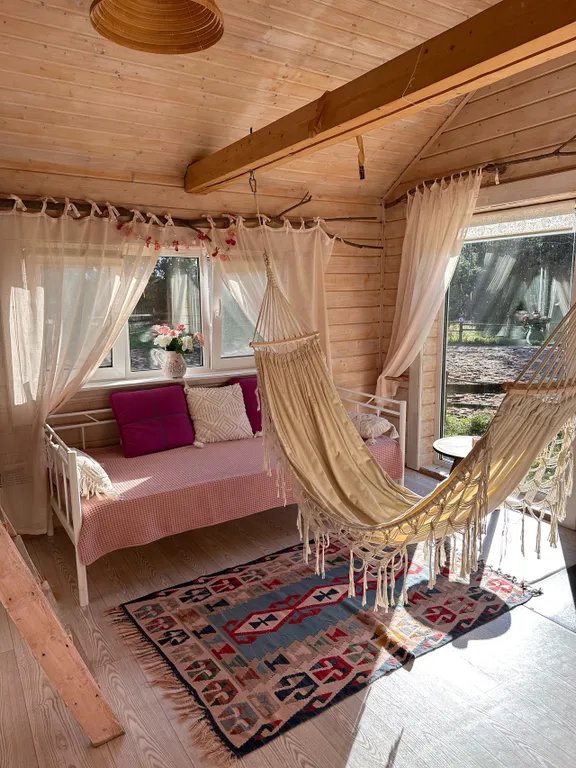 Коттедж Домик Рассвет с панорамными окнами в пол и гамаком — Тосно