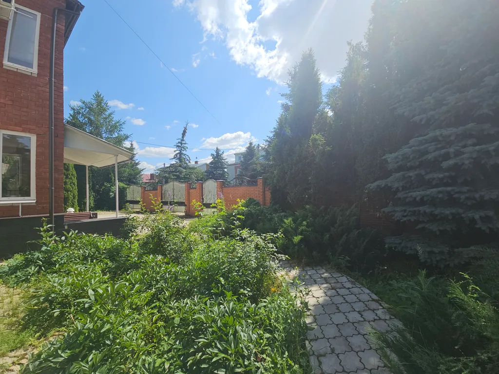 Большой дом в черте города