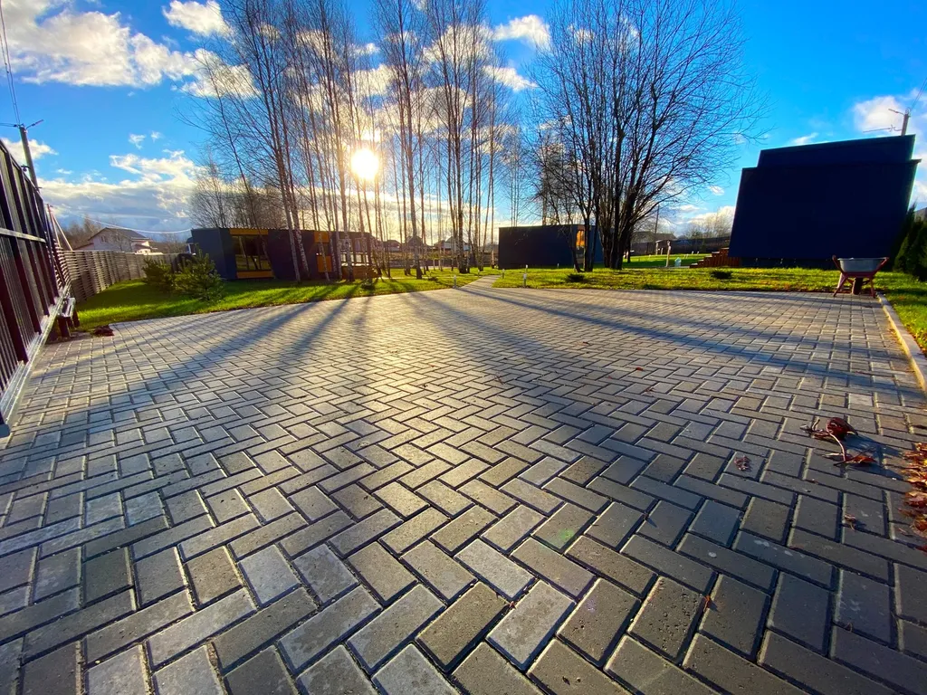 Дом Благодать у пруда с панорамными окнами