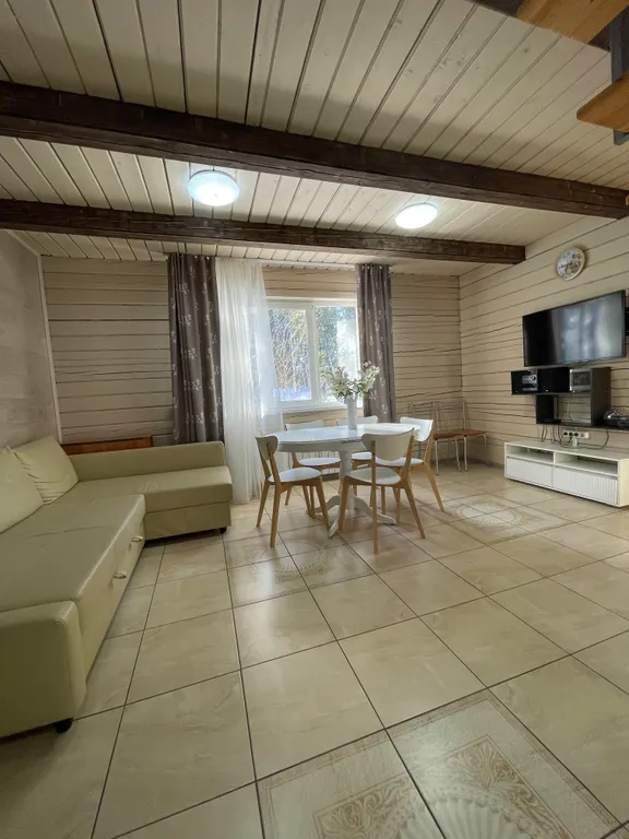 Небольшой уютный дом рядом с пихтовым лесом