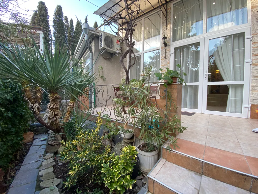 Двухкомнатная квартира возле набережной Ялты