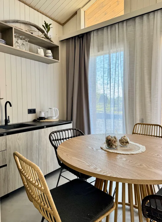 Дом в Абхазии у Черного моря (Му с цветами)