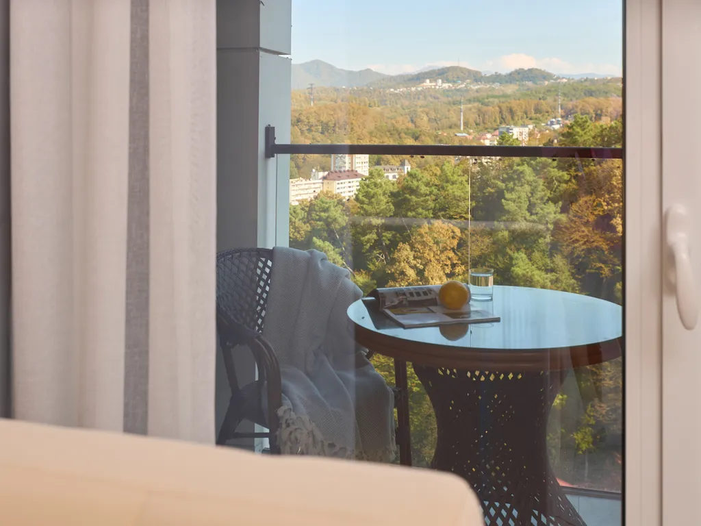 Современная, новая квартира с видом на горы