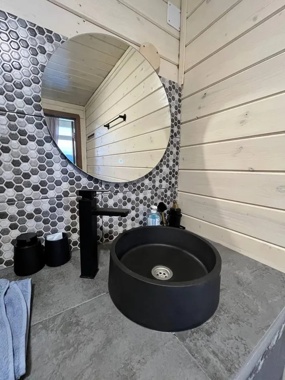 Новый дом в стиле барн Хаус на берегу реки