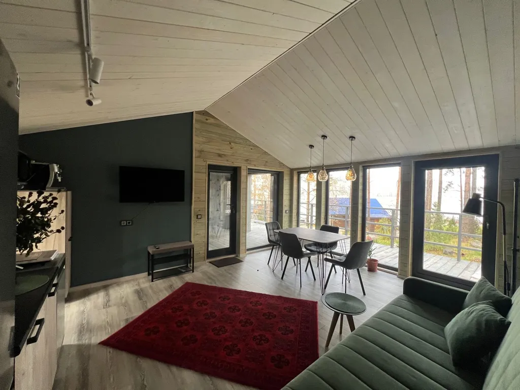 Дом 6 в лесу у реки