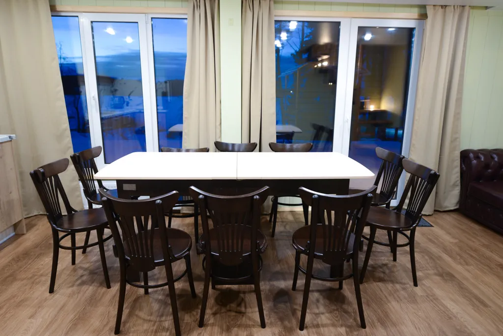 Большой коттедж на берегу из двух частей