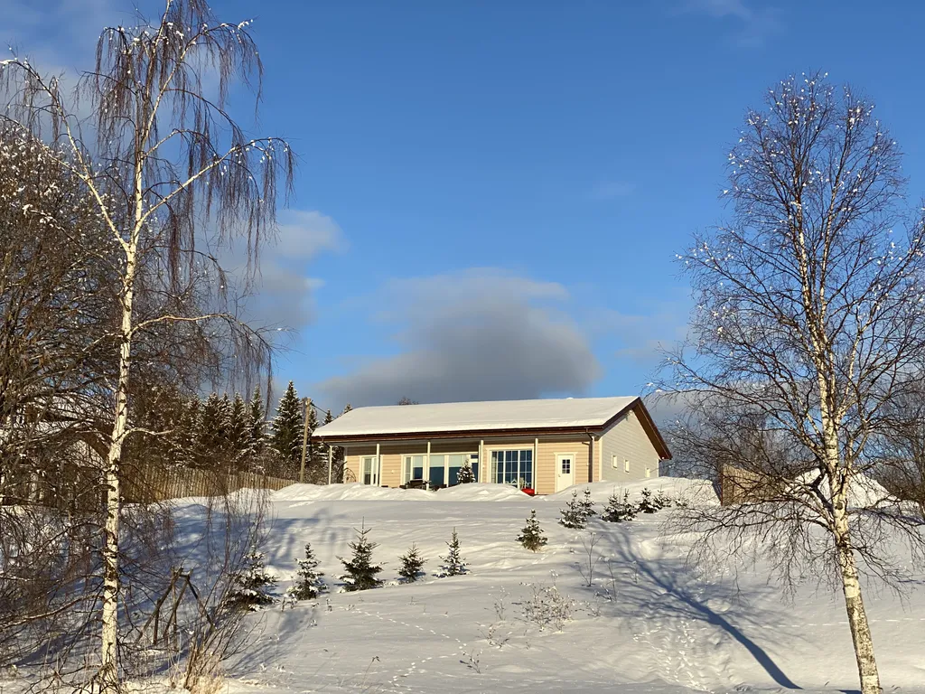 Коттедж Коттедж на берегу озера с видом на горнолыжный курорт и сауной внутри — Заозерный