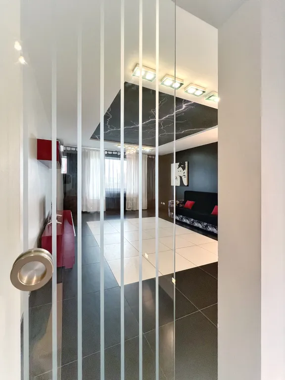 Стильная двухкомнатная квартира с разделенными комнатами в районе ГГМ