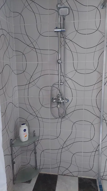 Домик в черте города рядом с озером