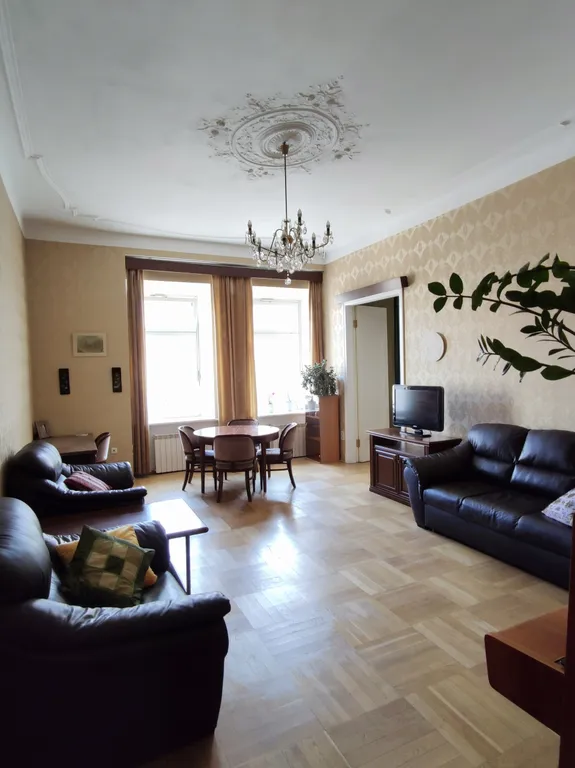 Квартира Квартира с видом на фонтан и анфиладой из трех комнат в центре города — Санкт-Петербург