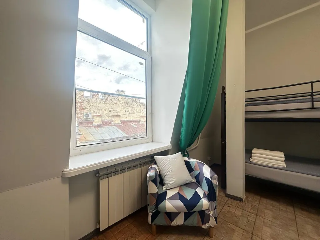 Бюджетная комната для 3 человек, вид на крыши, самый центр