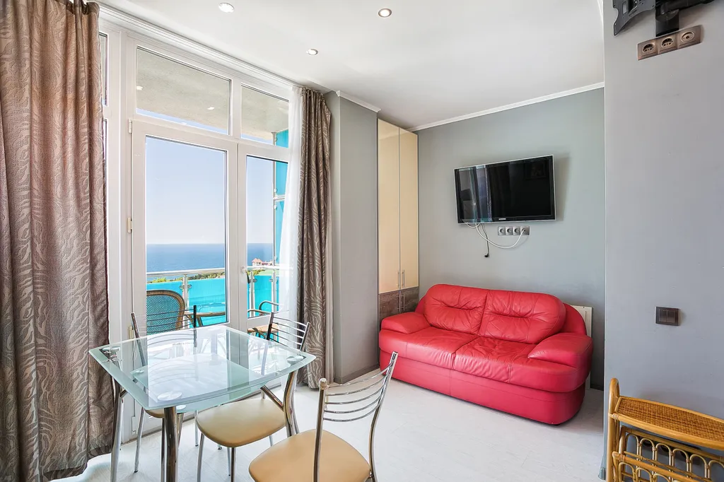 Уютная дизайнерская студия с панорамным видом на море в Мисхоре