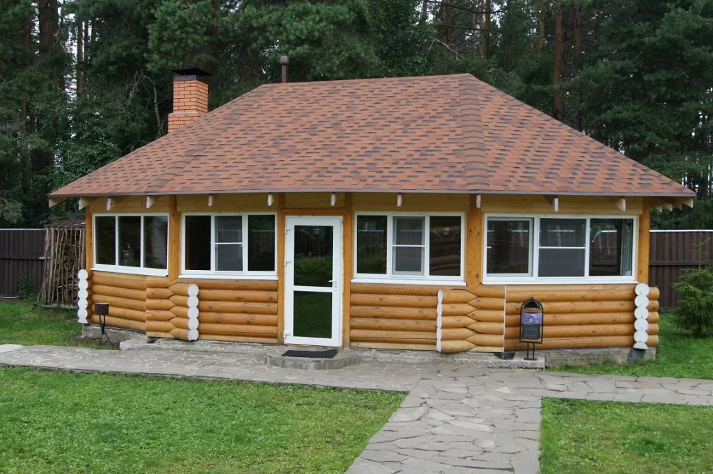 Большой коттедж в сосновом бору на берегу озера