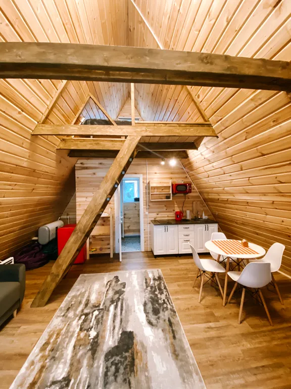 Благоустроенный а-фрейм на берегу Катуни