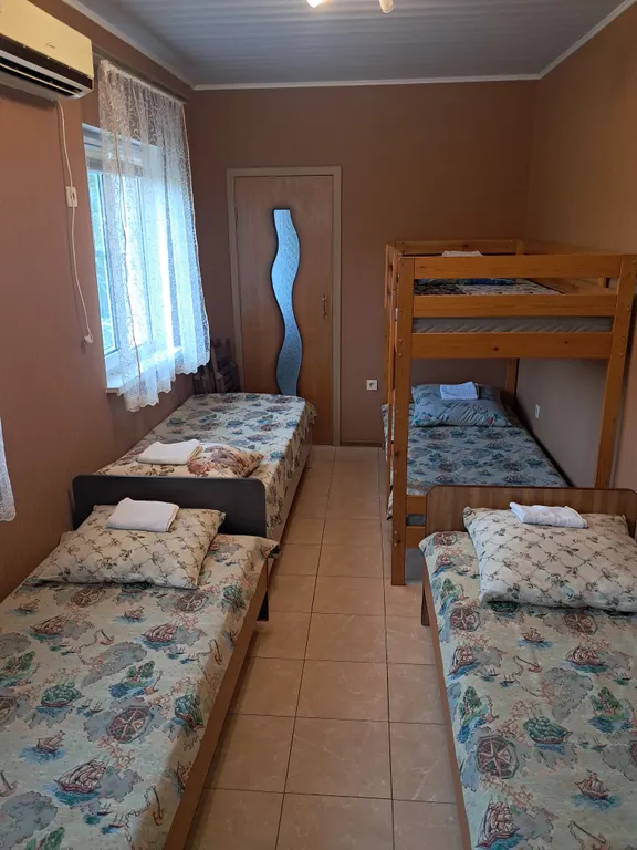 Домик с беседкой у моря