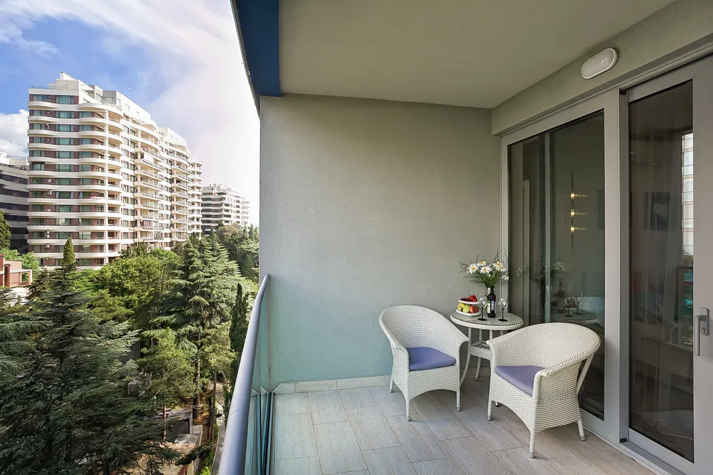 Студия с дизайнерским ремонтом в парковой зоне с террасой