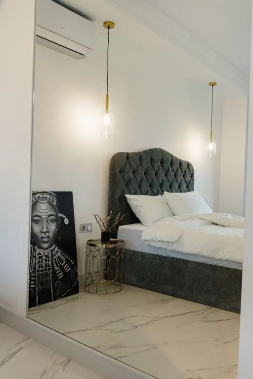 Стильная студия с ванной у панорамного окна и видом на горы