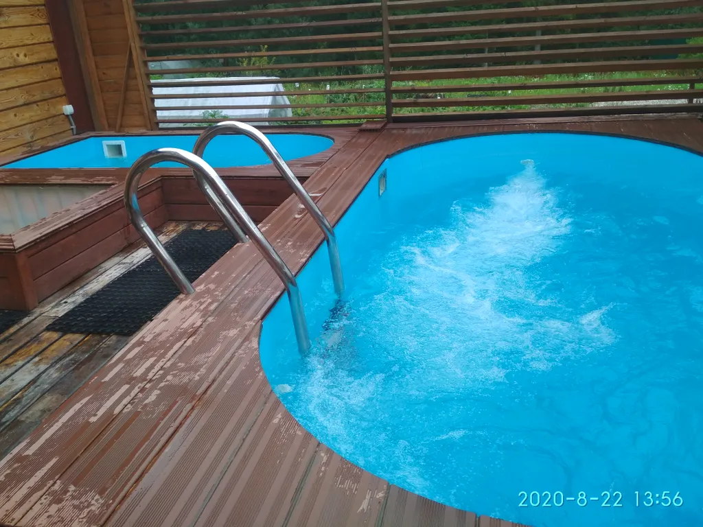 Большая студия для дружной компании с видом на сквер с белочками