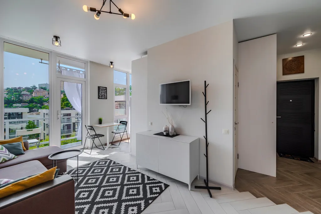 Студия с балконом и подогреваемым бассейном на территории ЖК в центре