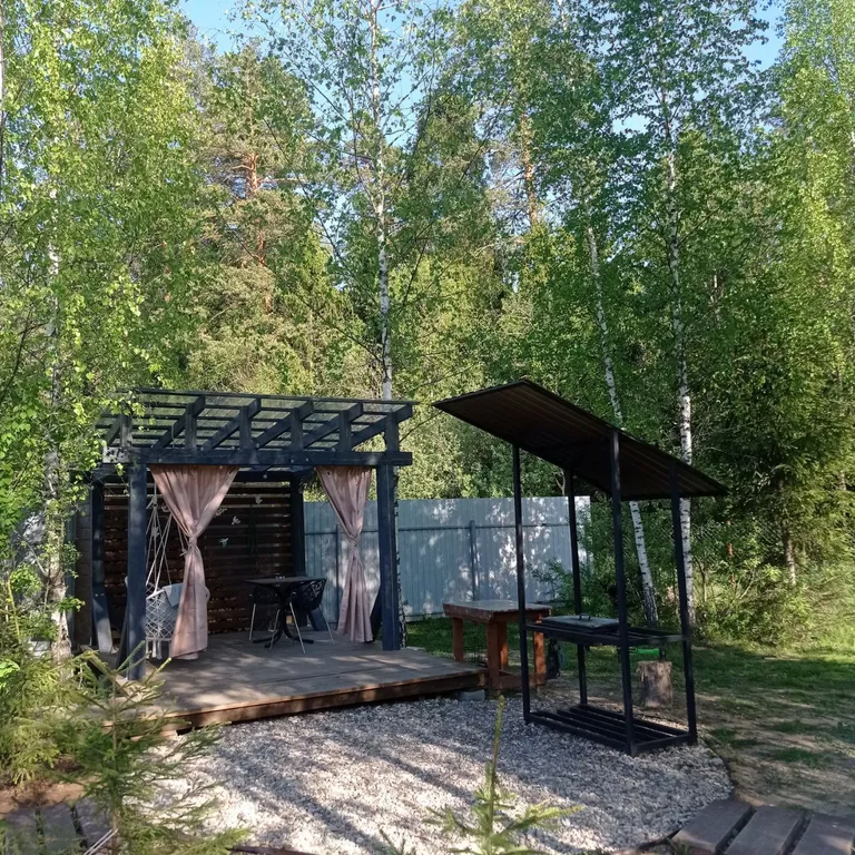 Дом с баней и чаном у леса