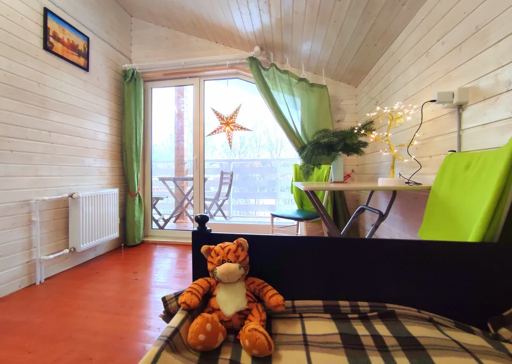 Птица синица House с огромным балконом у озера