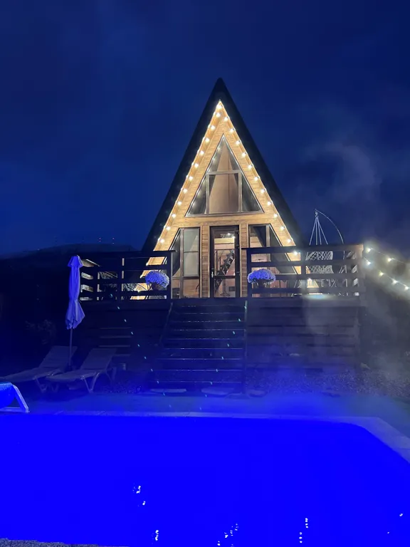 Коттедж Стильный домик Aframe с баней и бассейном — аренда посуточно в Нежинский