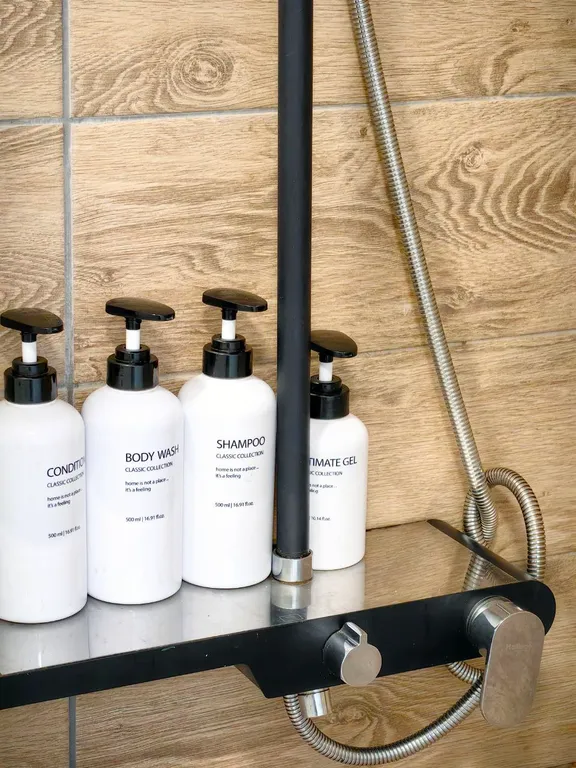 Дом на берегу реки в тихой деревне