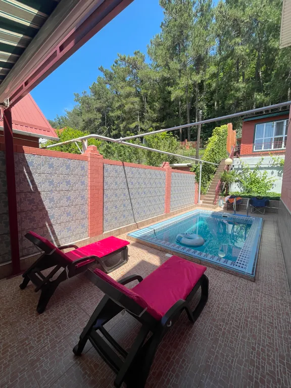 Часть жилого дома с бассейном