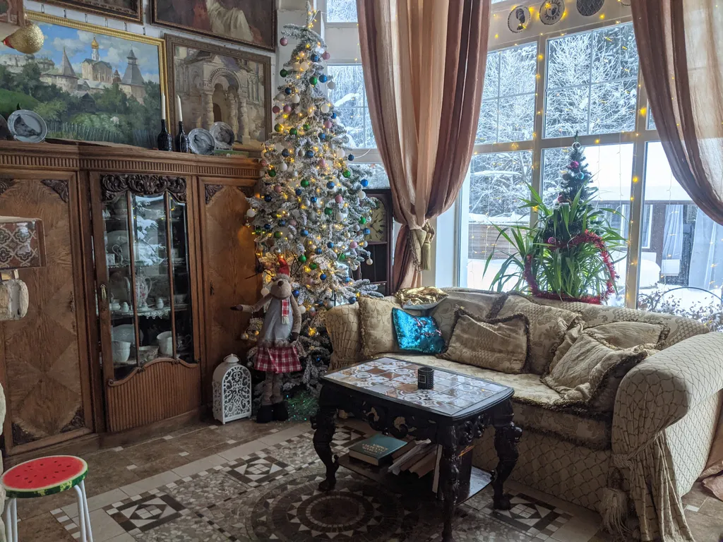 Большой красивый дом с камином в лесу