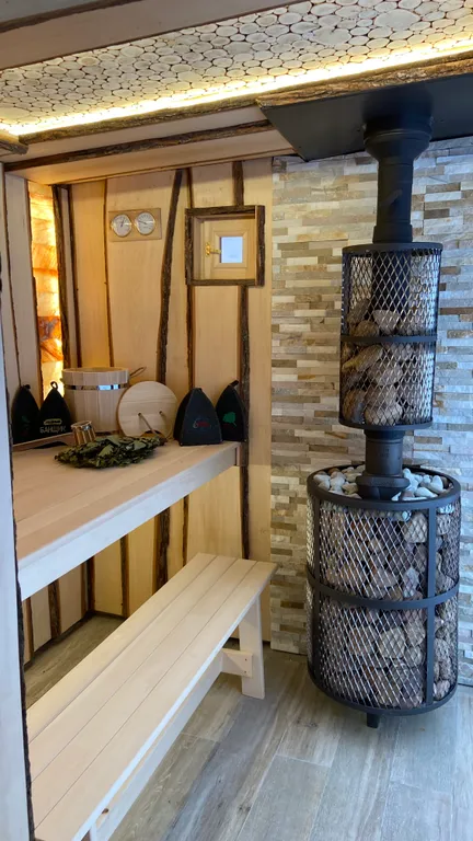 Gray дом в стиле барнхаус с видом на лес