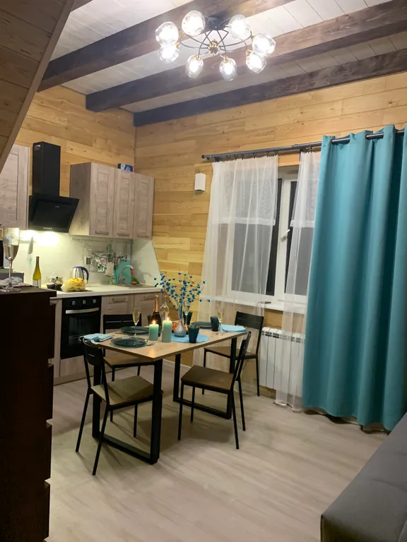 Двухэтажный дом на горе у подъёмника