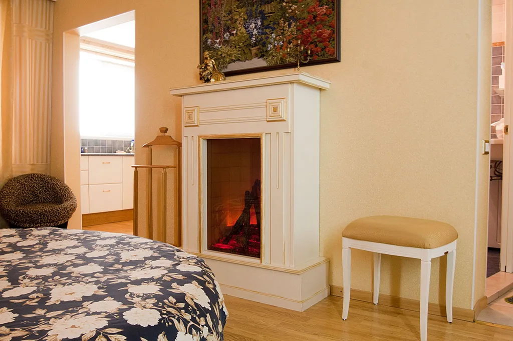 Квартира с золотой джакузи и камином