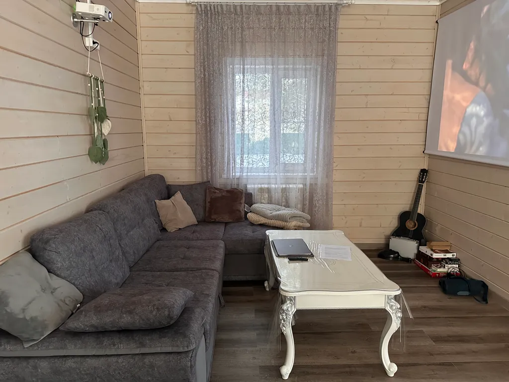 Дом в уединенном тихом месте рядом с лесом