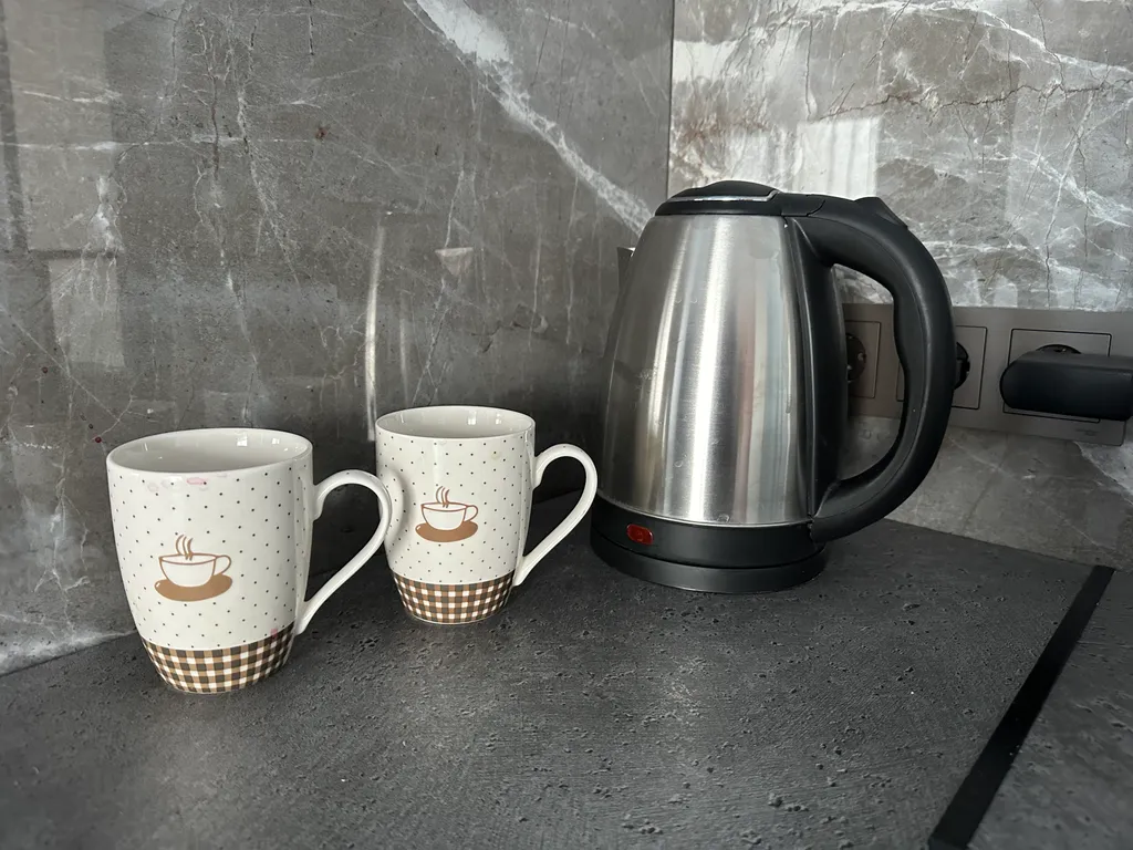 Уютная приятная комната с видом на город